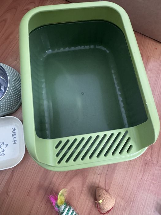 Для кота туалет и миски