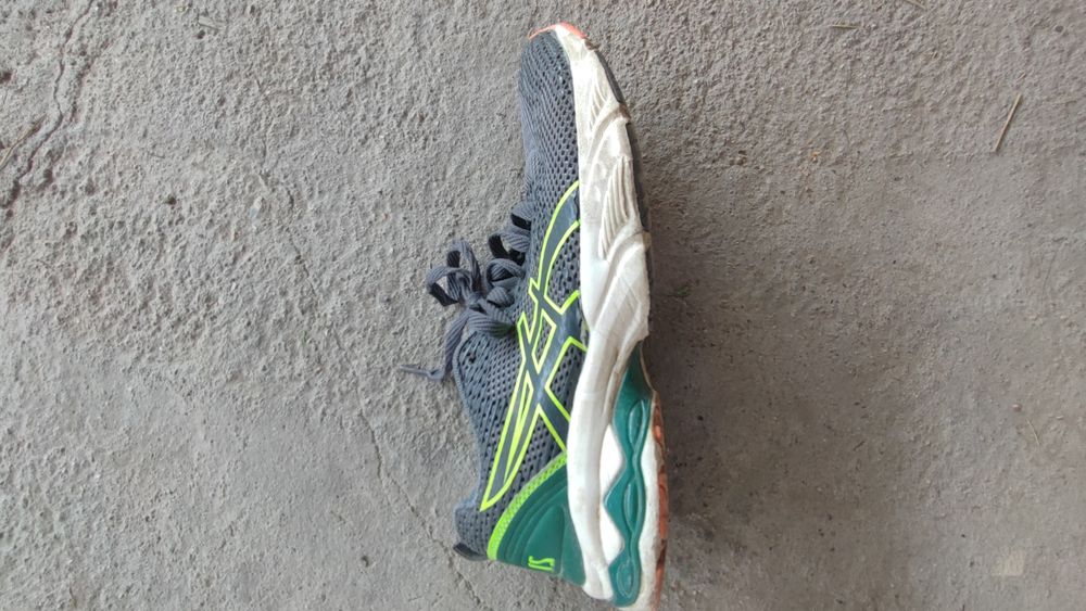 Продам кроссовки асикс