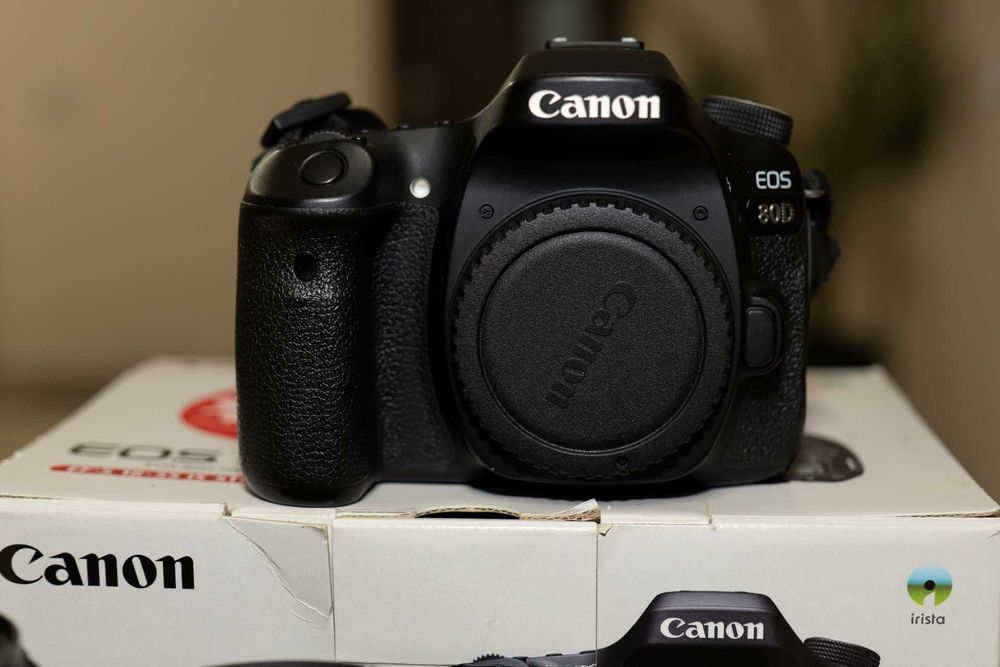 Canon 80D + 4 obiective + 3 baterii + incarcator