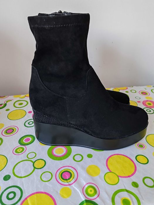 Нови елегантни  черни боти