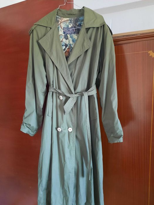 pardesiu  din lana negru, rosu ,pelerina mustar,  cojoc Sachira  dama