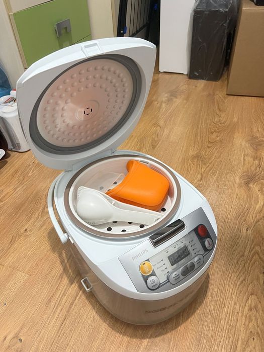 Vând multicooker Philips model HD3037/70