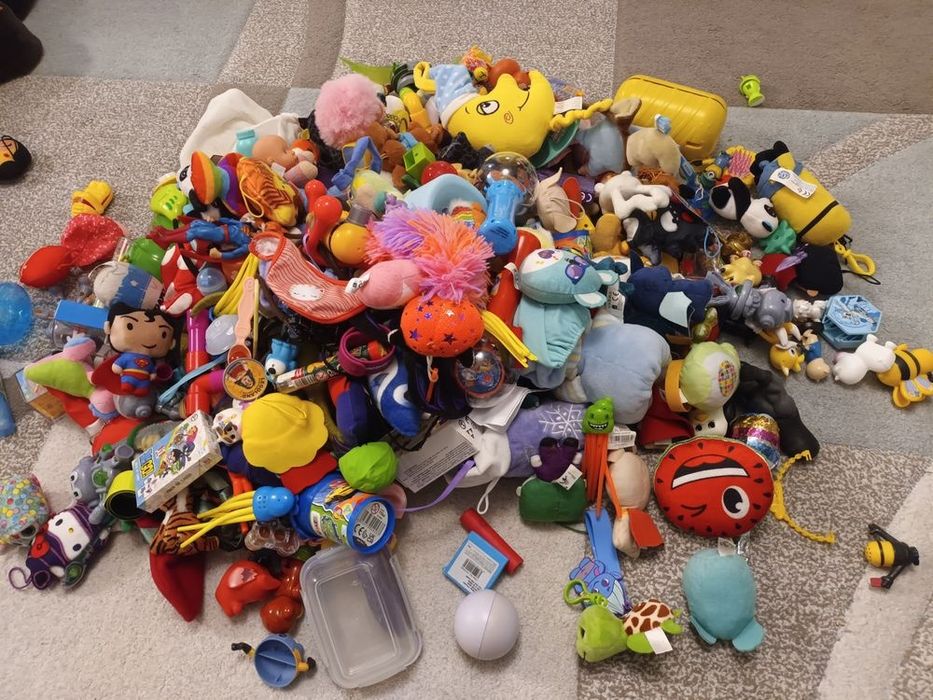 Vand o cutie cu diverse jucarii pentru copii