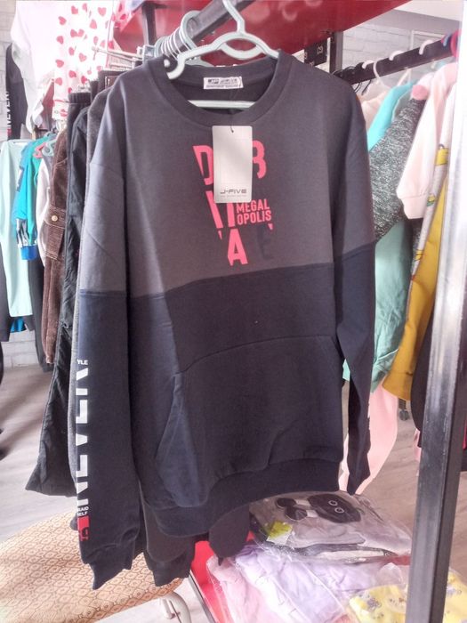 Arzon kiyimlar hammasi 50.000.   Optom oladiganlarga tovar ancha bor