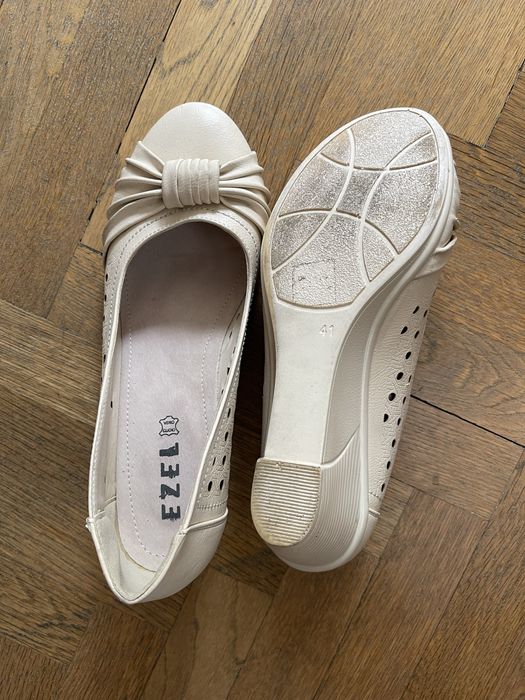 Елегантни обувки бежеви на цвят