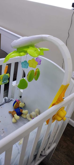 Музикална въртележка за бебешко легло с проектор WinFun.