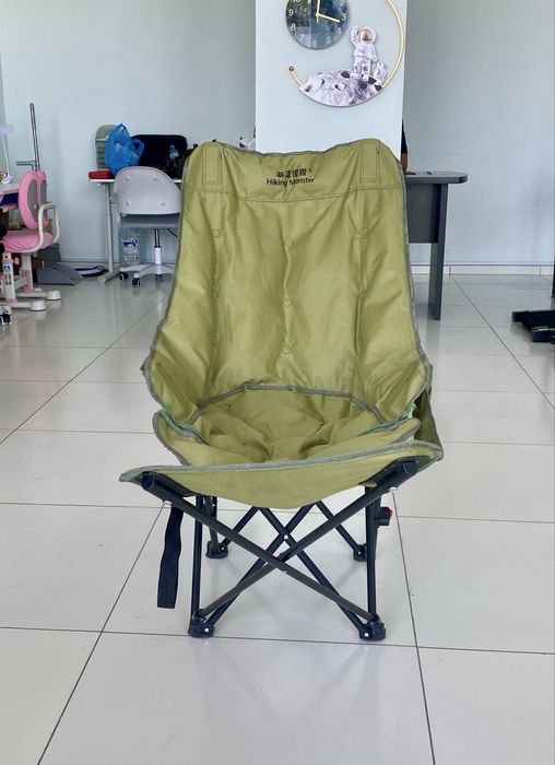 Складное кресло-шезлонг, мягкий матрас, подставка для ног