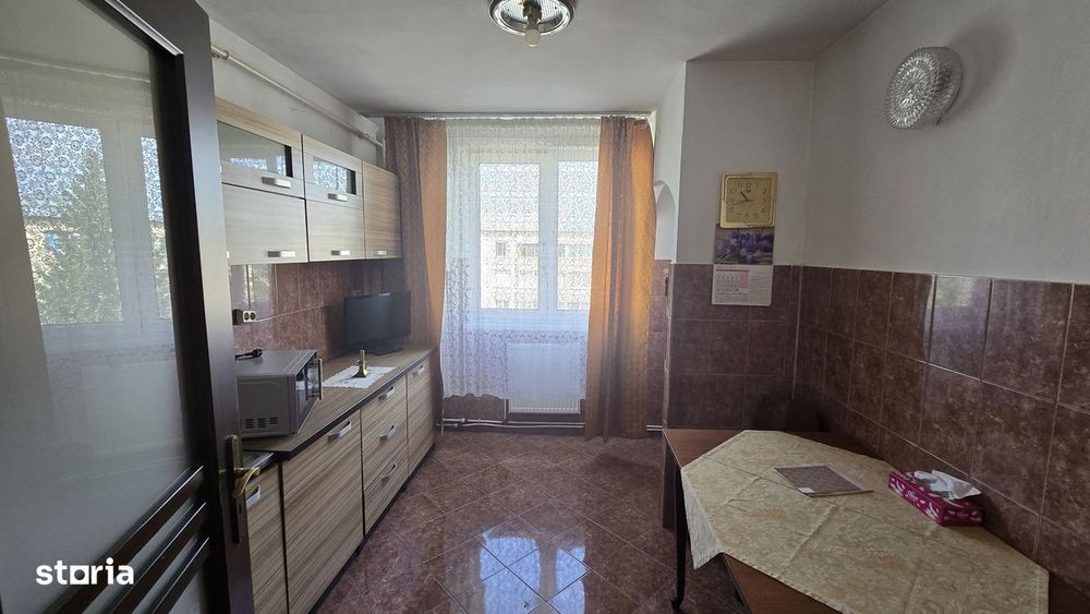 Vand apartament cu 4 camere zona centrala