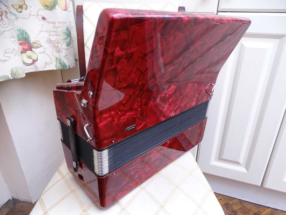 Перфектен акордеон Велтмайстер Серино 60 баса НОВ.