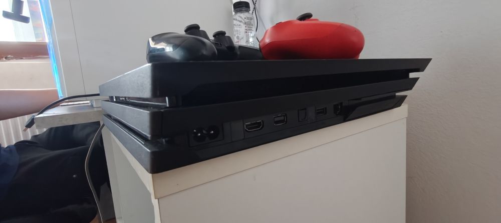 PlayStation 4 pro modabil/1tb/2 controller-e