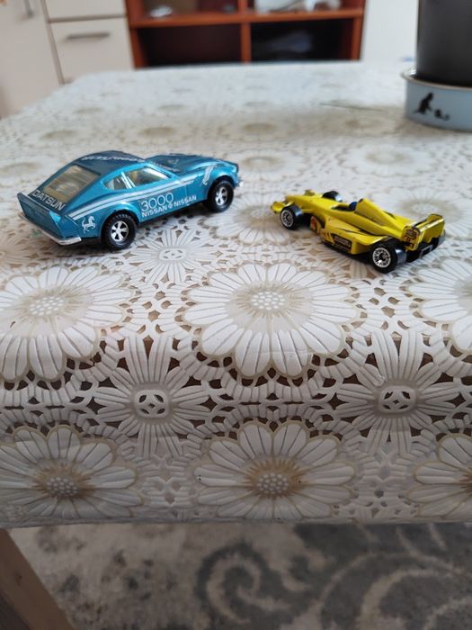 Миниатюрни колички, едната е за McDonald's