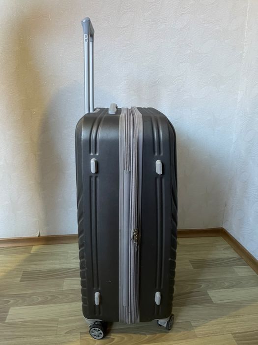Продам большой чемодан