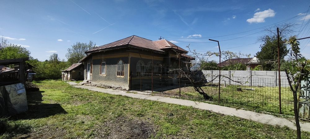 Casă din cărămidă, 4 camere, teren 1.634 mp Teslui, Dolj - Ideală pentru locuit - casă de vacanță