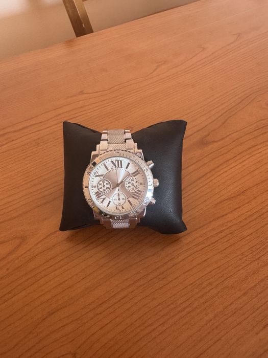 Часы наручные.