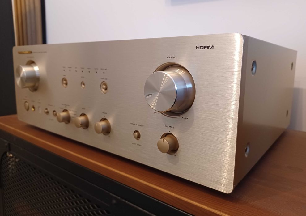 Amplificator Marantz PM 7000 cu telecomanda originala.