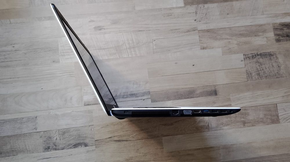 Laptop Asus superb, cu ecran mare (17,3 inch)