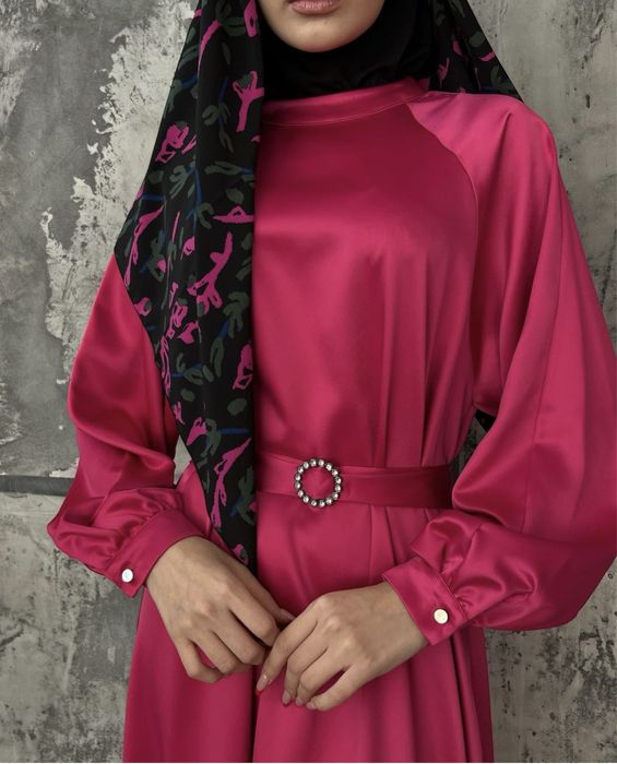 Платье из шелка с поясом