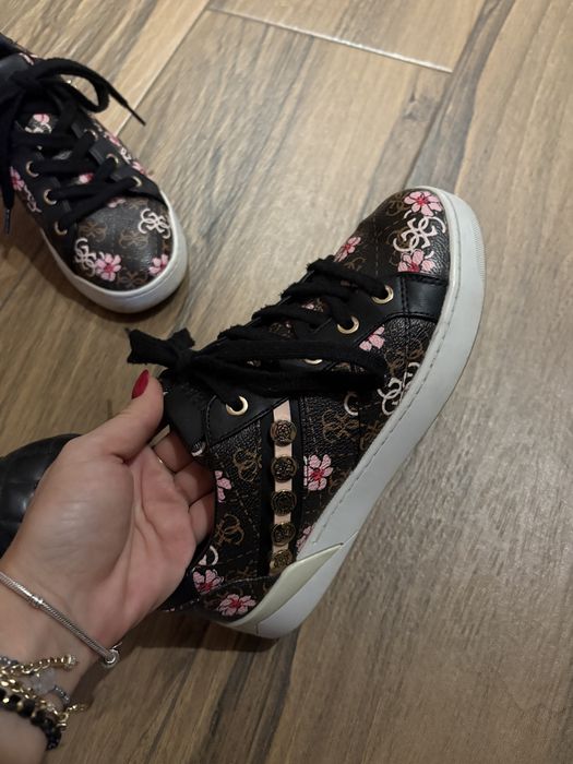 GUESS-Два броя-37номер