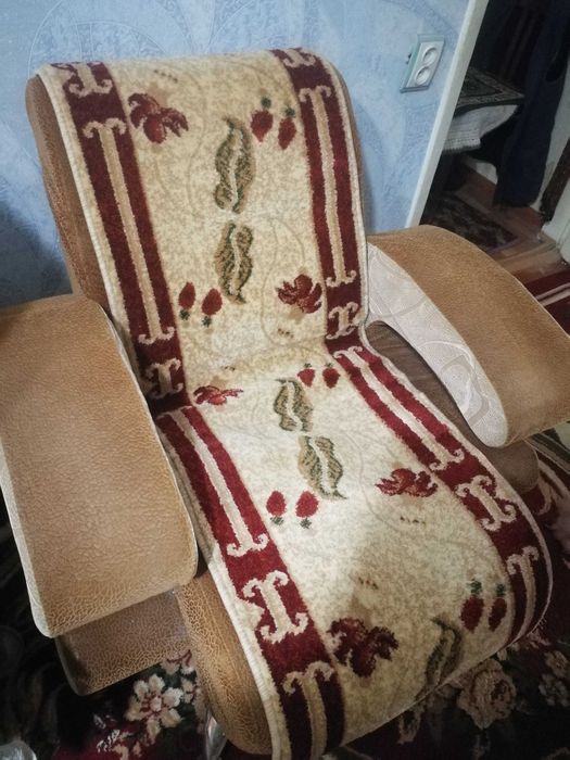 Диван и два кресла в хорошем состоянии.