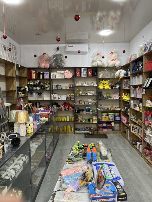 Dokon uchun shkaf va vitrinalar