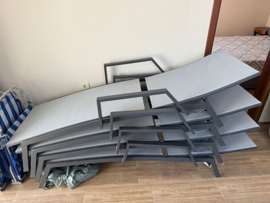 Продавам 4 шезлонга с метална рамка за басейн / градина