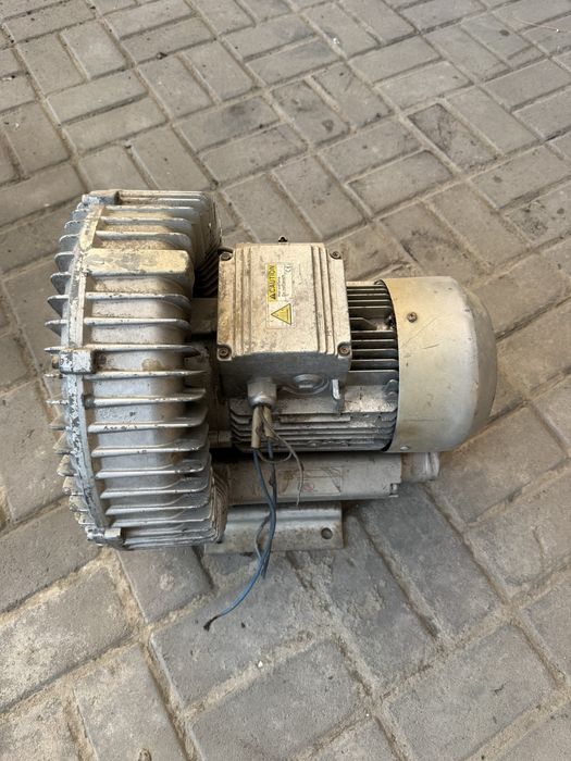 Вихревой вакумный насос