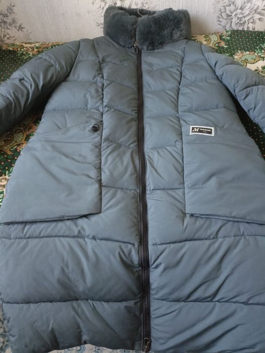 Зимний пуховик с капюшоном