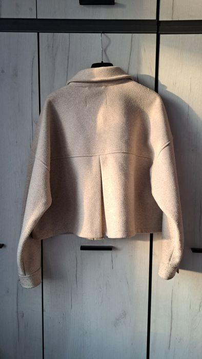 Късо палто Stradivarius