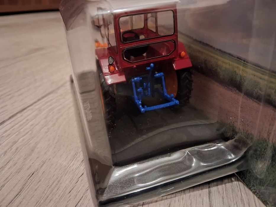 Macheta noua tractor UTB 650, scara 1:43 + revista