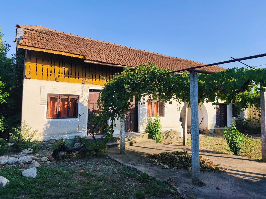 Casă bătrânească de vânzare
