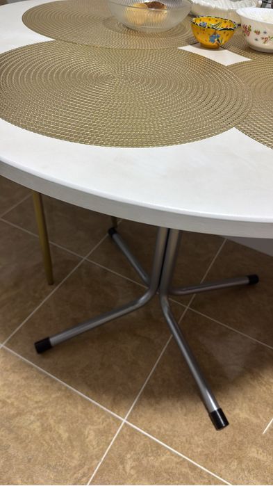 Продам кухонный стол МДФ 90/90