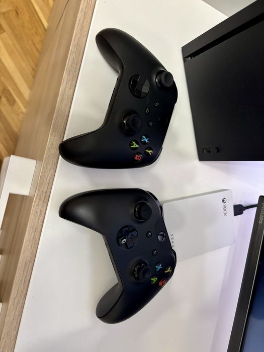 Xbox series X + 44 jocuri + 1 x controller extra + casti + 2TB stocare