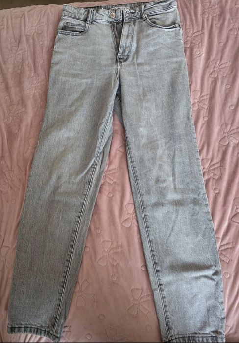 Vând pantaloni blugi gri