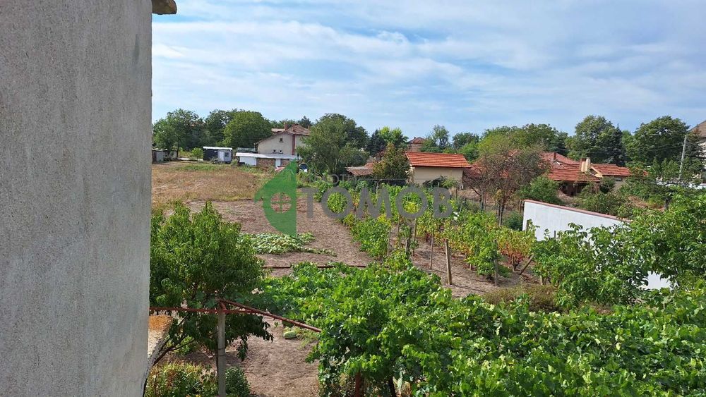 Здрава триетажна къща в село Загоре