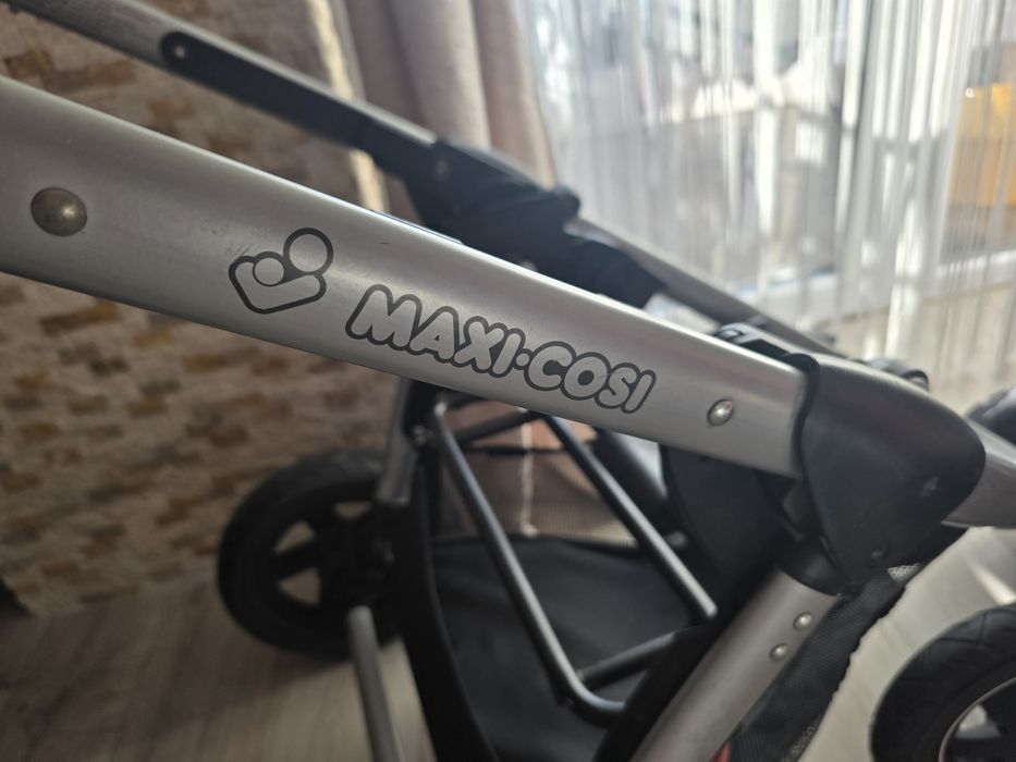 Vand set Maxi-Cosi complet plasa țanțari de ploaie etc