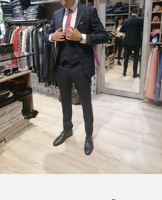 Мъжки костюм С размер обличан веднъж. Неразличим от нов. Малък е