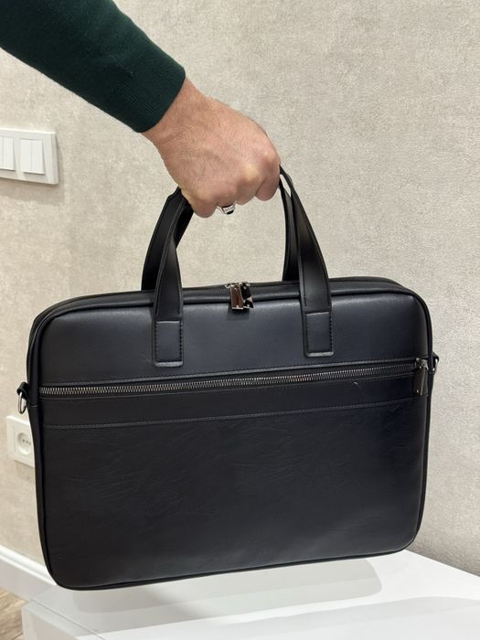 Очень хорошие сумки внутри материал обычный Астар!