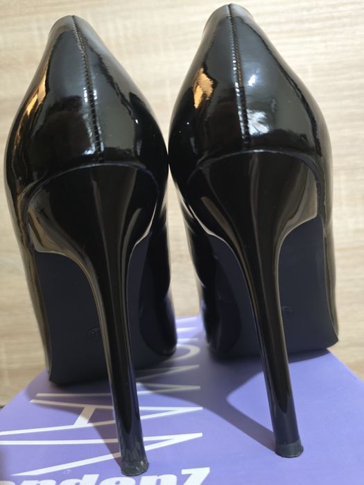 Елегантни лачени обувки