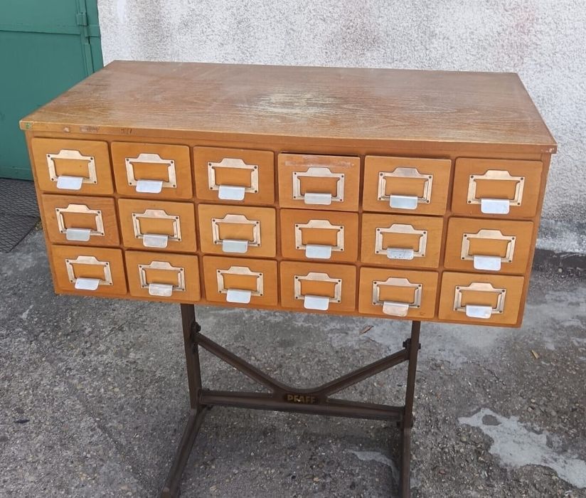 Mobila-dulap cu multe sertare din lemn.Vintage