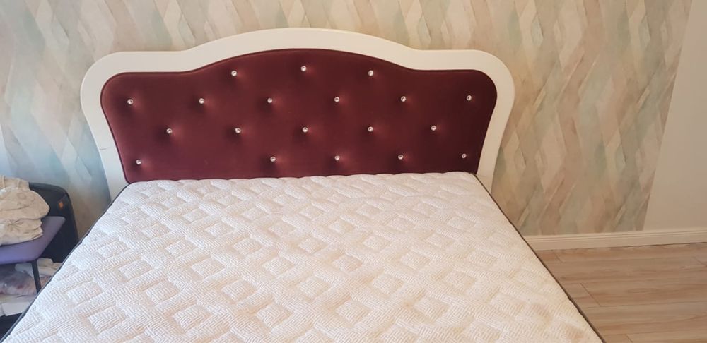 Кровать с матрасом в хорошем состоянии