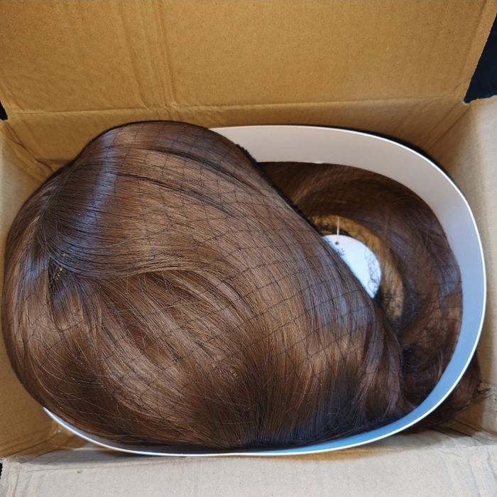 Парик коричневого цвета