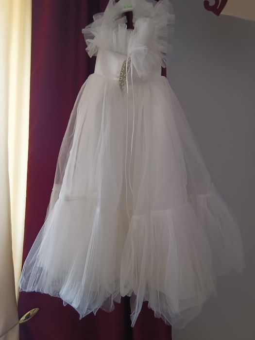 Продам белую платье