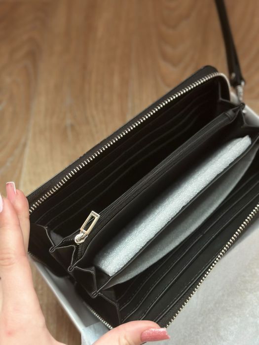 Портмоне Guess.