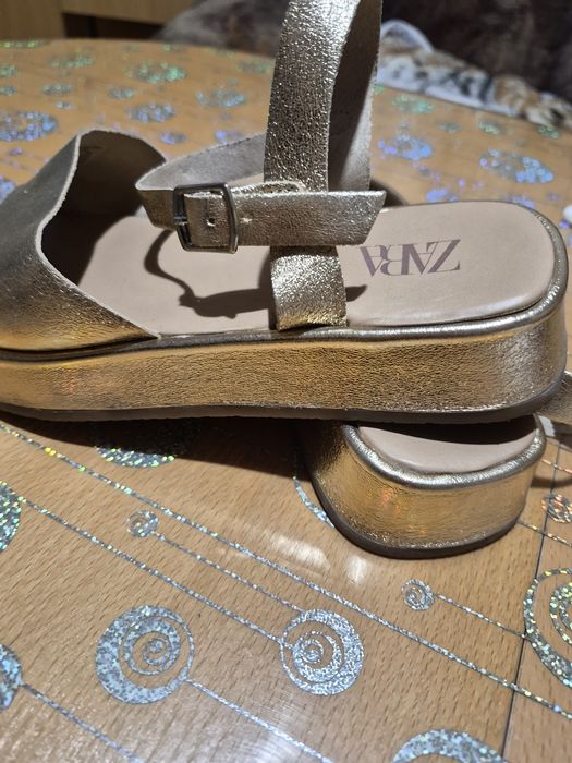 Съндали на Zara .