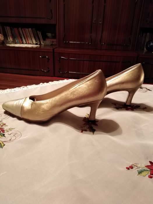 Продавам официални дамски обувки