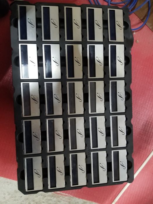 vand lot 25 de ecusoane din plastic de foarte buna cslitate