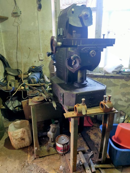 Фрезерный и сверлильный станки.