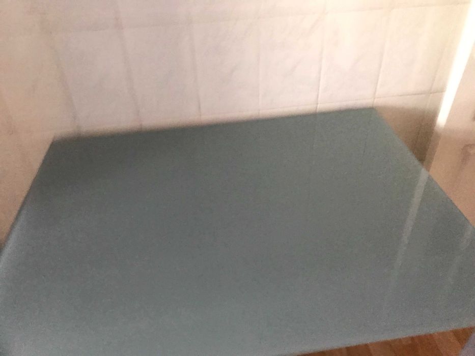 Стеклянный стол серого цвета