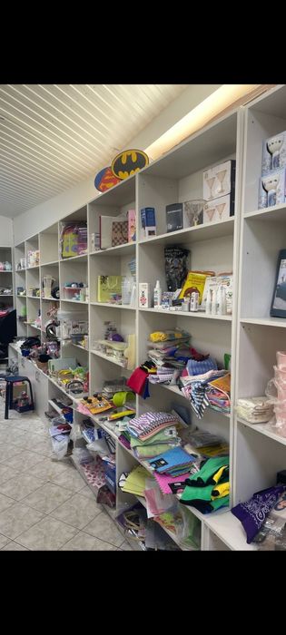 Шкафтар бар сатылатын магазинде тұр