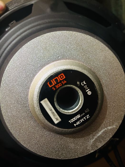 Сабвуфер-HERTZ uno s300 s4